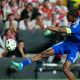 Strasbourg : Emanuel Emegha pris pour cible par la Meinau après la défaite contre le Rayo Vallecano