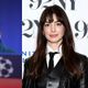 ”J’en tremble” : Anne Hathaway, fan d’Arsenal, dans tous ses états après une surprise de Leandro Trossard (VIDÉO)